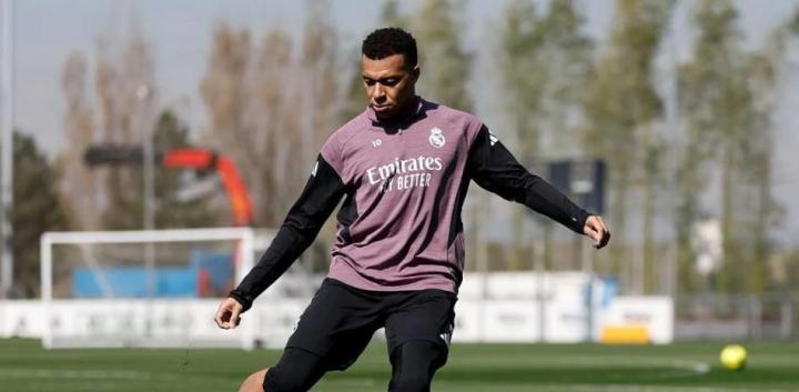  皇马备战马德里德比大战；姆巴佩顺利完成合练强度。 体育新闻 皇马备战马德里德比大战；姆巴佩顺利完成合练强度。 体育新闻