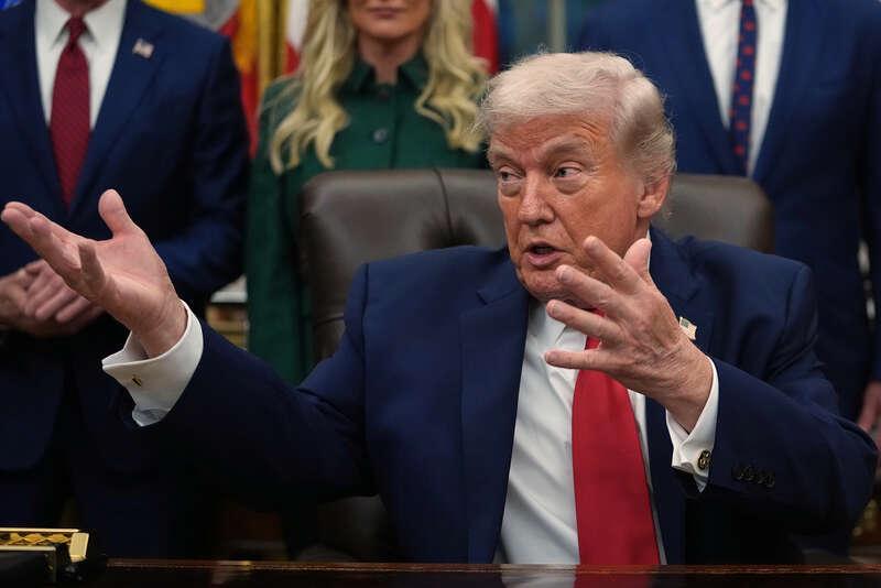 美伊对话开启新阶段；特朗普暂停能源打击，七国声明与美军调动同步进行。