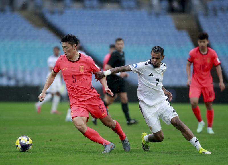 赛场迷雾与突围真相:邵佳一的执教首秀为何是场意外实验? 体育新闻 赛场迷雾与突围真相:邵佳一的执教首秀为何是场意外实验? 体育新闻