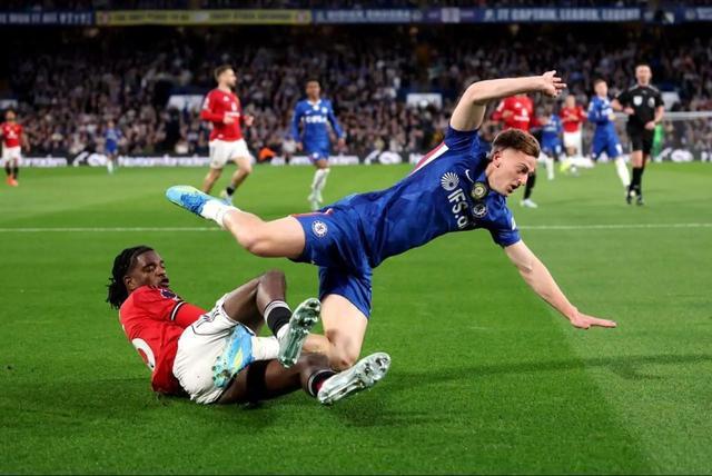  【战术复盘·防守体系】临时防线零封斯坦福桥：马兹拉维与海文的互补逻辑 体育新闻